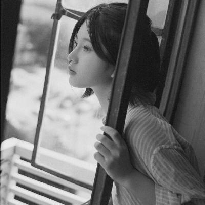 酷飒又伤感!2025真人女生高冷黑白头像来袭🥀 女生头像 第8张 酷飒又伤感!2025真人女生高冷黑白头像来袭🥀 女生头像 第8张