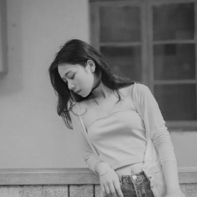 酷飒又伤感!2025真人女生高冷黑白头像来袭🥀 女生头像 第1张 酷飒又伤感!2025真人女生高冷黑白头像来袭🥀 女生头像 第1张