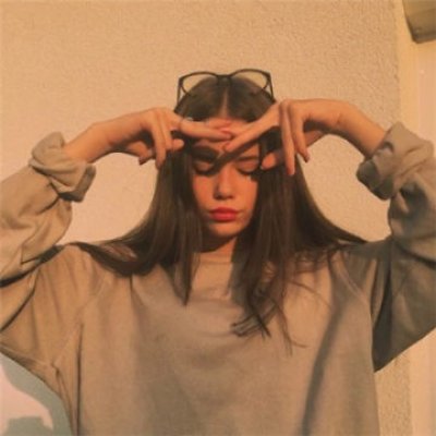 绝美！2025超火欧美真人女微博头像精选✨ 女生头像 第3张