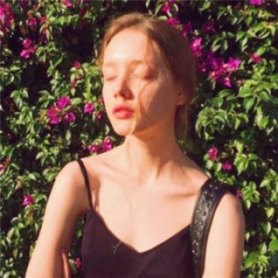 绝美！2025超火欧美真人女微博头像精选✨ 女生头像 第13张