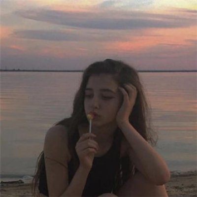 绝美！2025超火欧美真人女微博头像精选✨ 女生头像 第4张