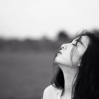 🔥2025超火黑白丧系女生真人图来袭 女生头像 第12张 🔥2025超火黑白丧系女生真人图来袭 女生头像 第12张