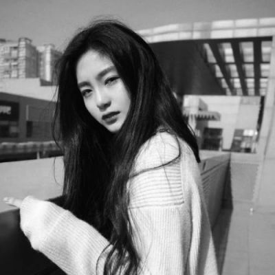🔥2025超火黑白丧系女生真人图来袭 女生头像 第16张 🔥2025超火黑白丧系女生真人图来袭 女生头像 第16张
