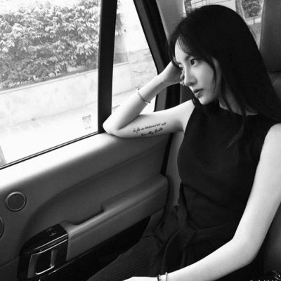 🔥2025超火黑白丧系女生真人图来袭 女生头像 第5张 🔥2025超火黑白丧系女生真人图来袭 女生头像 第5张