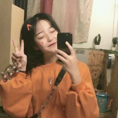 📱手机控必备!拿手机的真人女生头像来袭 女生头像 第9张 📱手机控必备!拿手机的真人女生头像来袭 女生头像 第9张