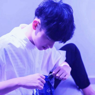 紫色系真人男生头像,氛围感直接拉满💜 男生头像 第3张 紫色系真人男生头像,氛围感直接拉满💜 男生头像 第3张
