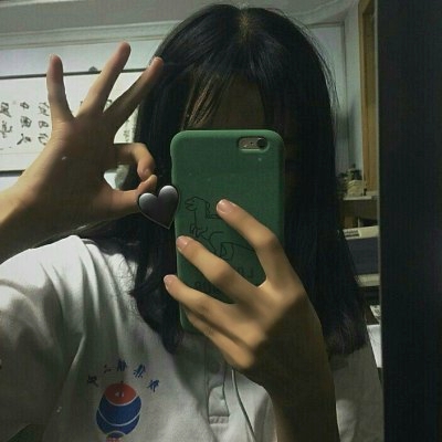 📱手机控必备!拿手机的真人女生头像来袭 女生头像 第7张 📱手机控必备!拿手机的真人女生头像来袭 女生头像 第7张