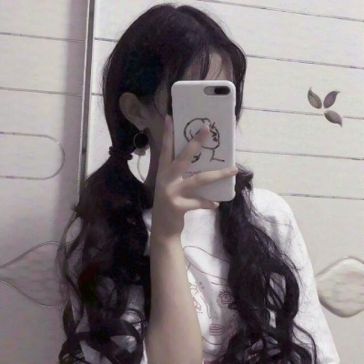 📱手机控必备!拿手机的真人女生头像来袭 女生头像 第2张 📱手机控必备!拿手机的真人女生头像来袭 女生头像 第2张