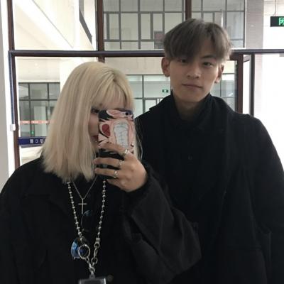 超有创意!手机遮脸一左一右情侣头像大集合📱 情侣头像 第15张 超有创意!手机遮脸一左一右情侣头像大集合📱 情侣头像 第15张