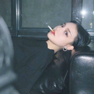 超A吸烟女生头像来袭,霸气拽酷风拉满💥 女生头像 第21张 超A吸烟女生头像来袭,霸气拽酷风拉满💥 女生头像 第21张