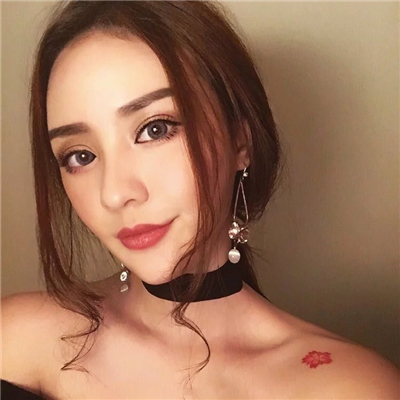 绝美露肩性感女生头像大放送✨ 女生头像 第2张