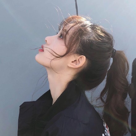 女生侧脸背影头像,超有氛围感✨ 女生头像 第32张 女生侧脸背影头像,超有氛围感✨ 女生头像 第32张