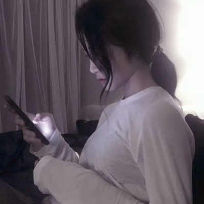 爱了!女孩拿手机挡脸图片头像合辑来袭🥳 女生头像 第29张 爱了!女孩拿手机挡脸图片头像合辑来袭🥳 女生头像 第29张
