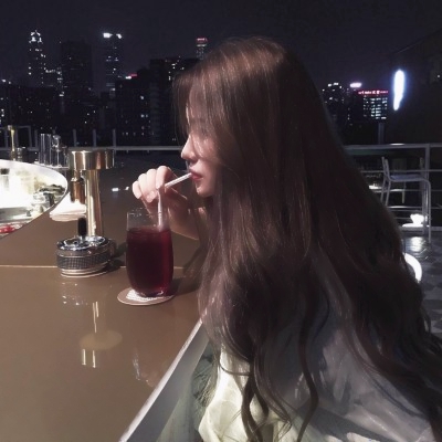 被这组高级质感御姐风真人头像美麻了😍 女生头像 第4张