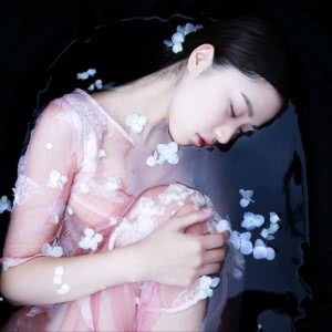 一眼心动!孤独感拉满的女生蹲姿背影头像✨ 女生头像 第7张 一眼心动!孤独感拉满的女生蹲姿背影头像✨ 女生头像 第7张