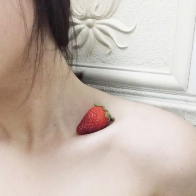 👸凸显绝美锁骨的女生头像来咯 女生头像 第1张