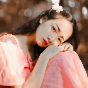 一眼心动!孤独感拉满的女生蹲姿背影头像✨ 女生头像 第11张 一眼心动!孤独感拉满的女生蹲姿背影头像✨ 女生头像 第11张