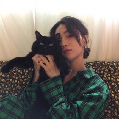 超绝！抱猫咪的清新女生头像来袭 女生头像 第13张