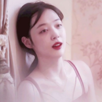 狠狠安利！成熟女人头像大放送 女生头像 第1张