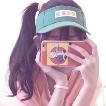 拿手机的手机控女生高清头像分享 女生头像 第14张