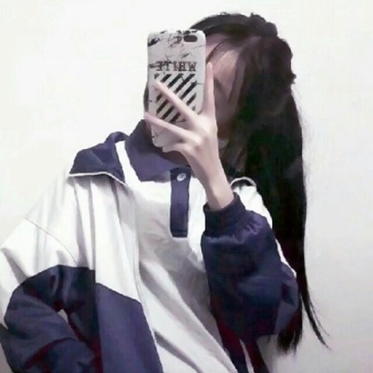 拿手机的手机控女生高清头像分享 女生头像 第17张
