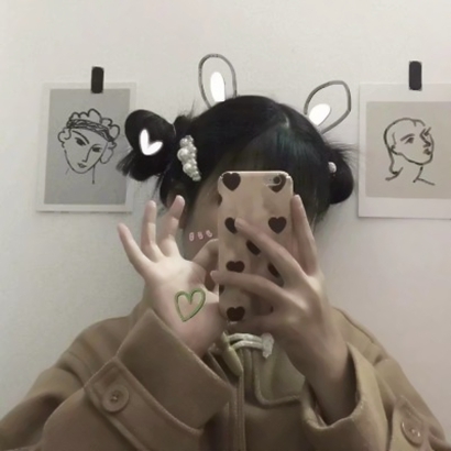 拿手机的手机控女生高清头像分享 女生头像 第8张