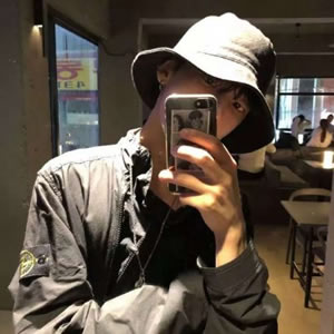 帅气男生头像之手机控拿手机自拍风来袭 男生头像 第15张 帅气男生头像之手机控拿手机自拍风来袭 男生头像 第15张