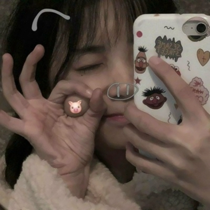 拿手机的手机控女生高清头像分享 女生头像 第9张