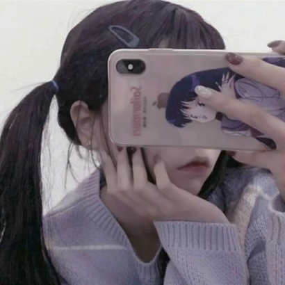 拿手机的手机控女生高清头像分享 女生头像 第15张
