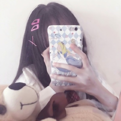 拿手机的手机控女生高清头像分享 女生头像 第18张
