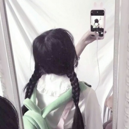 拿手机的手机控女生高清头像分享 女生头像 第5张