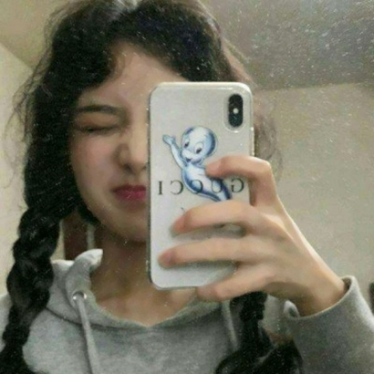 拿手机的手机控女生高清头像分享 女生头像 第11张