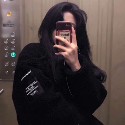 拿手机的手机控女生高清头像分享 女生头像 第3张