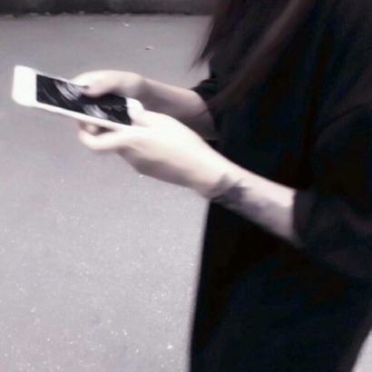 拿手机的手机控女生高清头像分享 女生头像 第19张