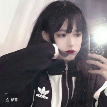 拿手机的手机控女生高清头像分享 女生头像 第6张