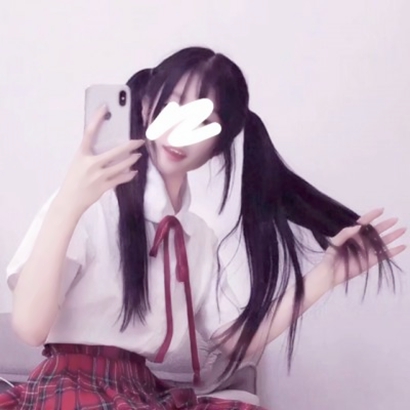 拿手机的手机控女生高清头像分享 女生头像 第1张