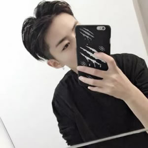 帅气男生头像之手机控拿手机自拍风来袭 男生头像 第6张 帅气男生头像之手机控拿手机自拍风来袭 男生头像 第6张