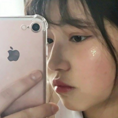 拿手机的手机控女生高清头像分享 女生头像 第12张