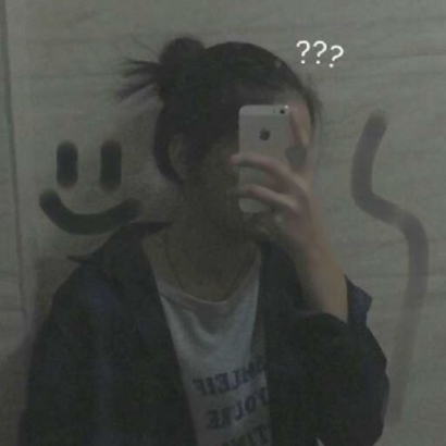 拿手机的手机控女生高清头像分享 女生头像 第13张
