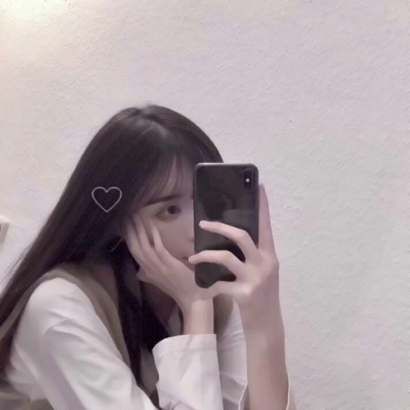 拿手机的手机控女生高清头像分享 女生头像 第4张