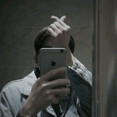 挡脸也挡不住的帅气!手机挡脸帅哥头像来袭 男生头像 第3张 挡脸也挡不住的帅气!手机挡脸帅哥头像来袭 男生头像 第3张