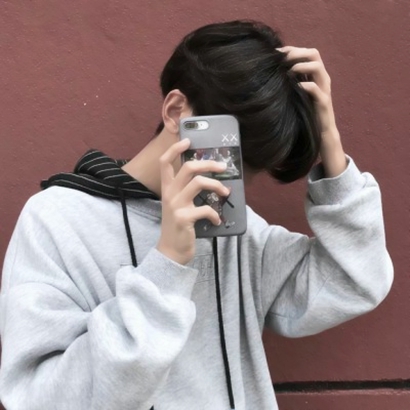 挡脸也挡不住的帅气!手机挡脸帅哥头像来袭 男生头像 第29张 挡脸也挡不住的帅气!手机挡脸帅哥头像来袭 男生头像 第29张