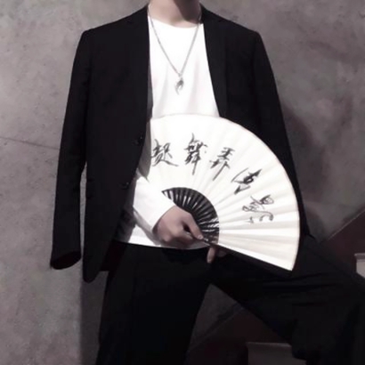 超酷!不露头不露脸的男生扇子头像来袭 男生头像 第1张 超酷!不露头不露脸的男生扇子头像来袭 男生头像 第1张
