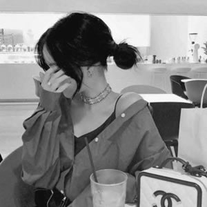 女生孤傲冷酷风格超清黑白头像 高质感 女生头像 第12张 女生孤傲冷酷风格超清黑白头像 高质感 女生头像 第12张