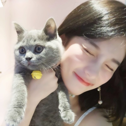 女生抱猫头像合集:软萌猫咪 + 甜酷女生,适配所有场景 女生头像 第14张 女生抱猫头像合集:软萌猫咪 + 甜酷女生,适配所有场景 女生头像 第14张