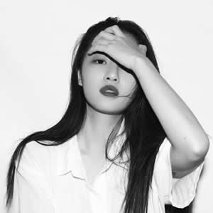 黑白高冷女生头像真人|高级感拉满 气质不撞款 女生头像 第9张 黑白高冷女生头像真人|高级感拉满 气质不撞款 女生头像 第9张