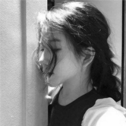 黑白意境女生伤感头像|氛围感拉满,藏着情绪的温柔画面 女生头像 第8张 黑白意境女生伤感头像|氛围感拉满,藏着情绪的温柔画面 女生头像 第8张