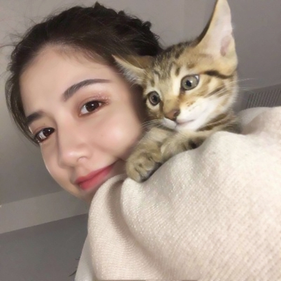 女生抱猫头像合集:软萌猫咪 + 甜酷女生,适配所有场景 女生头像 第11张 女生抱猫头像合集:软萌猫咪 + 甜酷女生,适配所有场景 女生头像 第11张