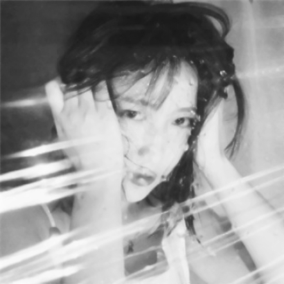 黑白意境女生伤感头像|氛围感拉满,藏着情绪的温柔画面 女生头像 第9张 黑白意境女生伤感头像|氛围感拉满,藏着情绪的温柔画面 女生头像 第9张