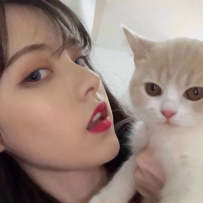 女生抱猫头像合集:软萌猫咪 + 甜酷女生,适配所有场景 女生头像 第5张 女生抱猫头像合集:软萌猫咪 + 甜酷女生,适配所有场景 女生头像 第5张